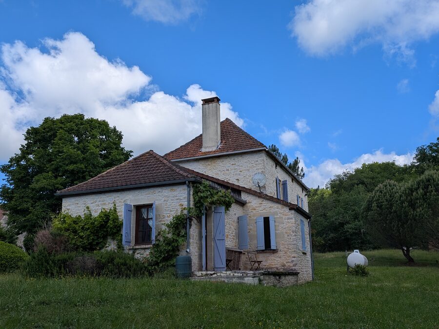 Sous le ciel bleu à Gourdon.