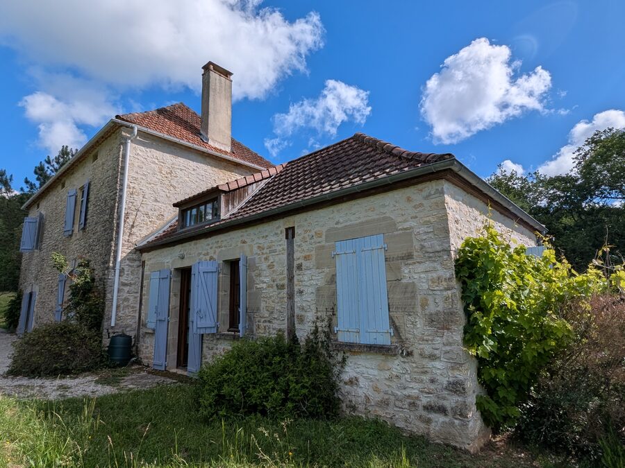 Vue sur la maison à Gourdon.