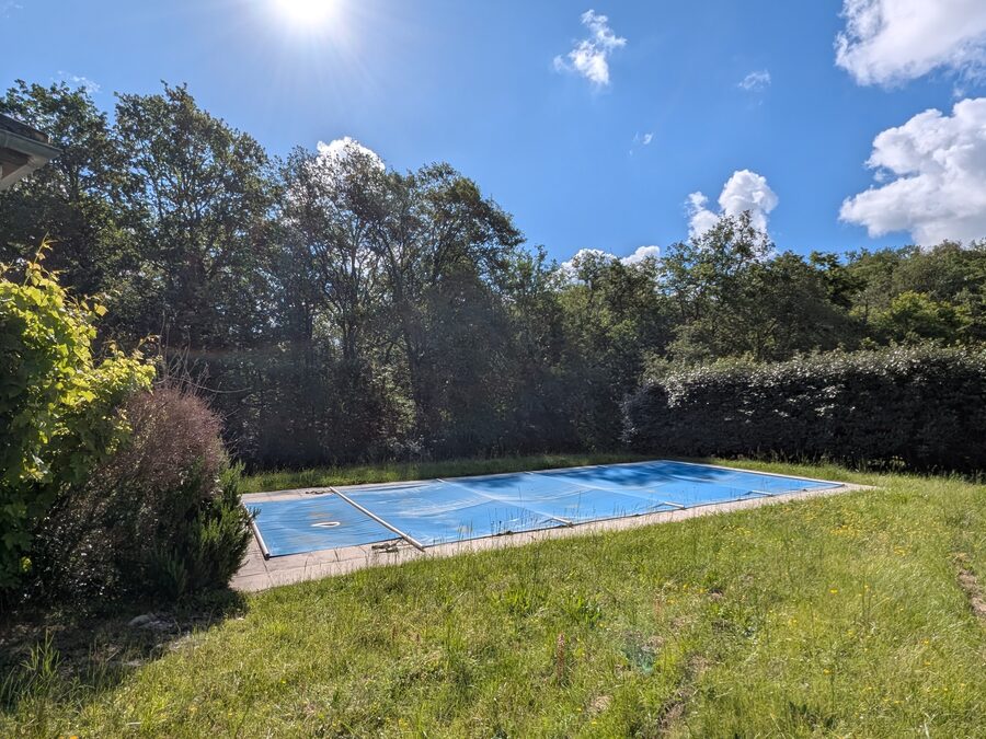 Jardin et piscine à Gourdon.