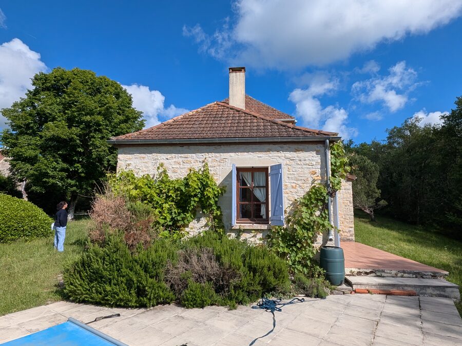 Terrasse et jardin à Gourdon.